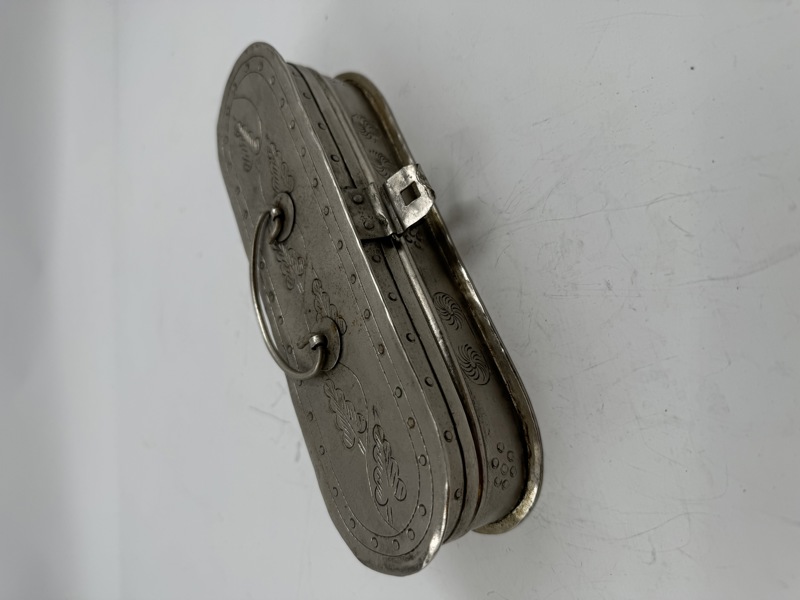 Ovalt Metallskrin  med håntak og graverte mønster