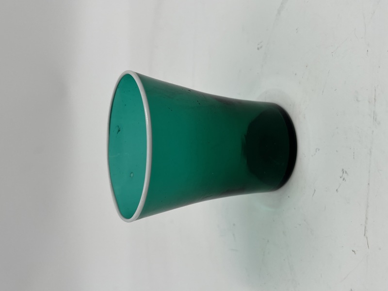 Grønt lite langt ned på 1800 t glass m/ brudd uvanlig