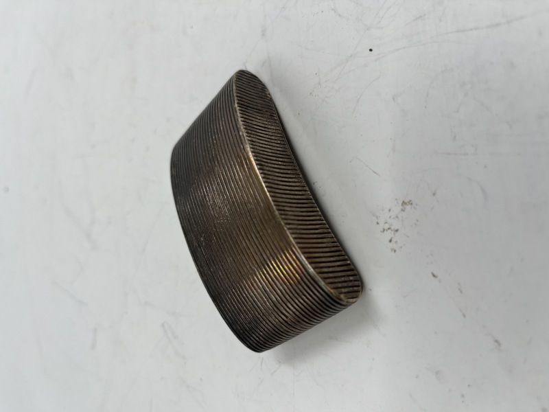 Oval ant 1800 talls sølv snusdåse