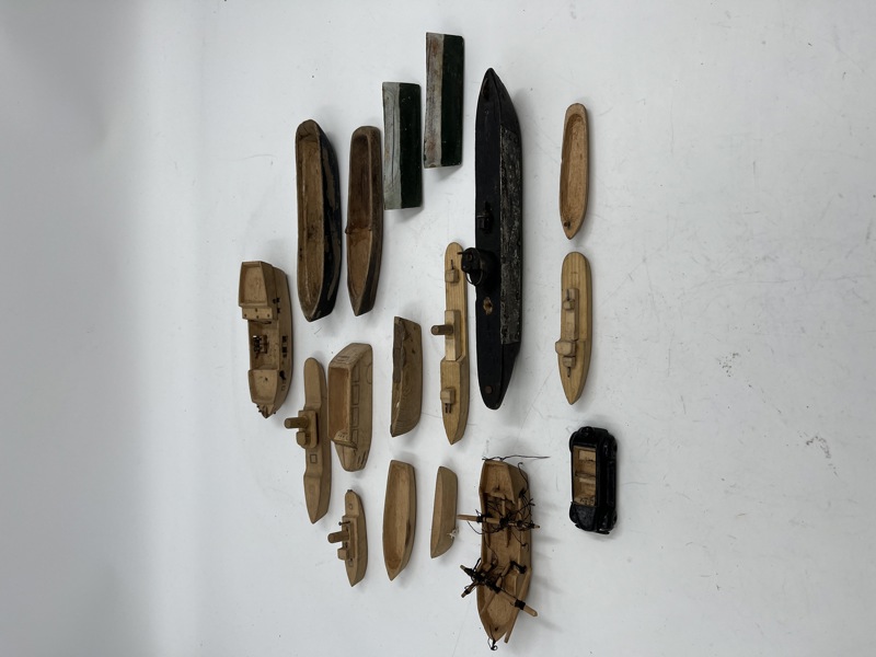 16 gml håndspikkede båter + 1 bil