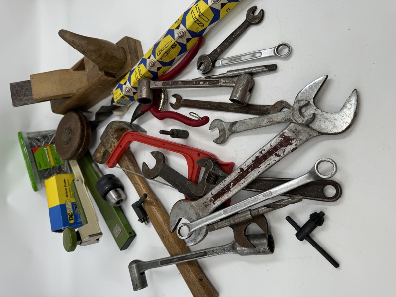 Eske med diverse verktøy