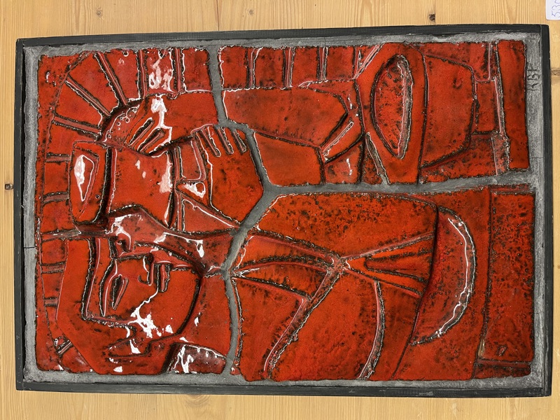 Rødt Glassert Keramisk Veggrelieff