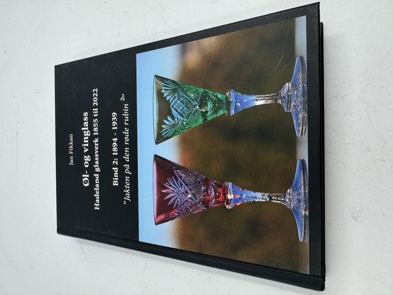 Bok Øl- og Vinglass 
Hadeland glassverk 1855 til 2022
Bind 2 1894-1939
Jakten på den røde rubin