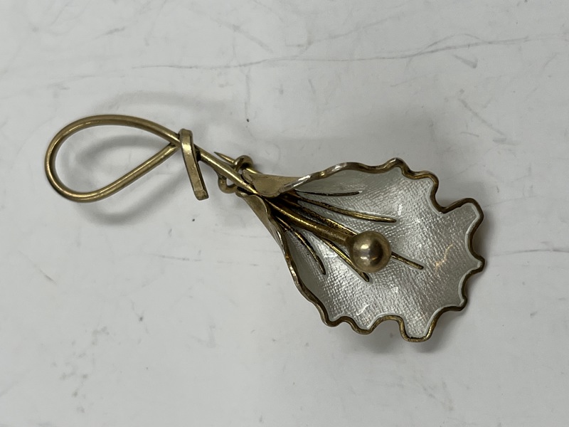 Forgyldt brosje med hvit emalje