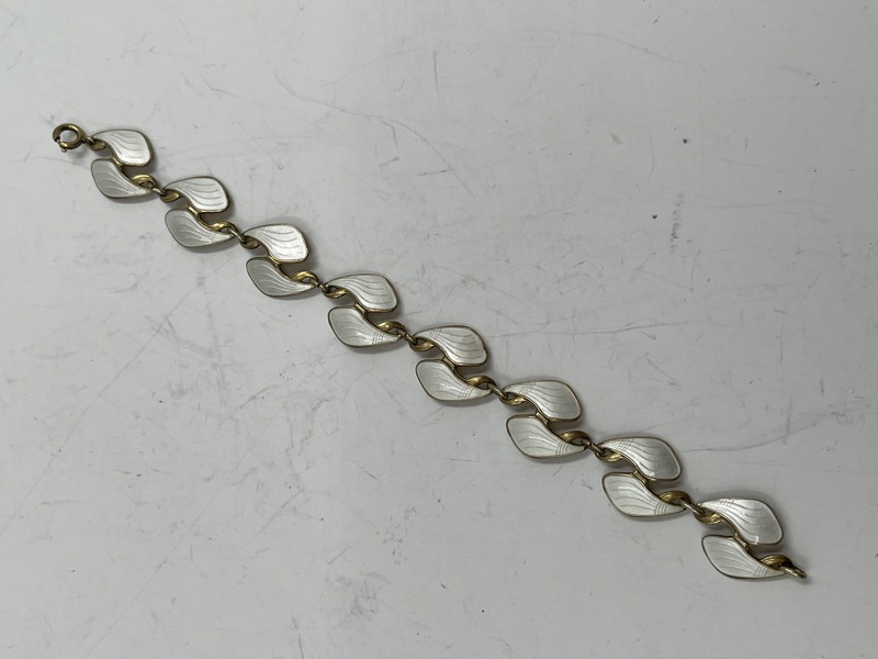 Kort armebånd i sølvemalje 