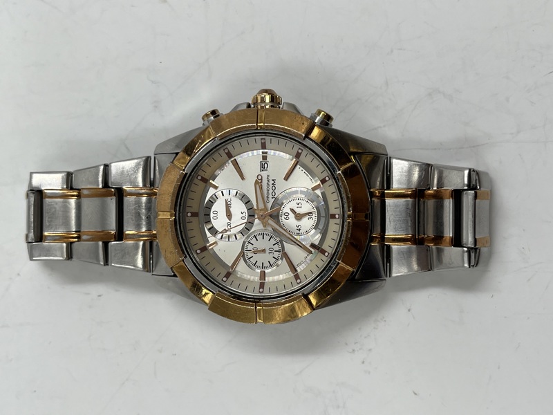 Seiko Lord Quartz Chronograph herreklokke med hvitt urskive og to -tonet ( sølv og gullfarget ) armbånd i rustfritt stål.