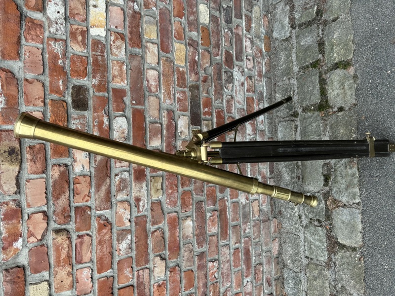 Dekorativt messingsteleskop på trestativ