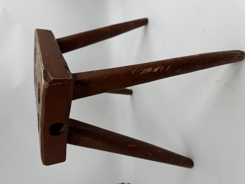 Flott eldre rødmalt krakk