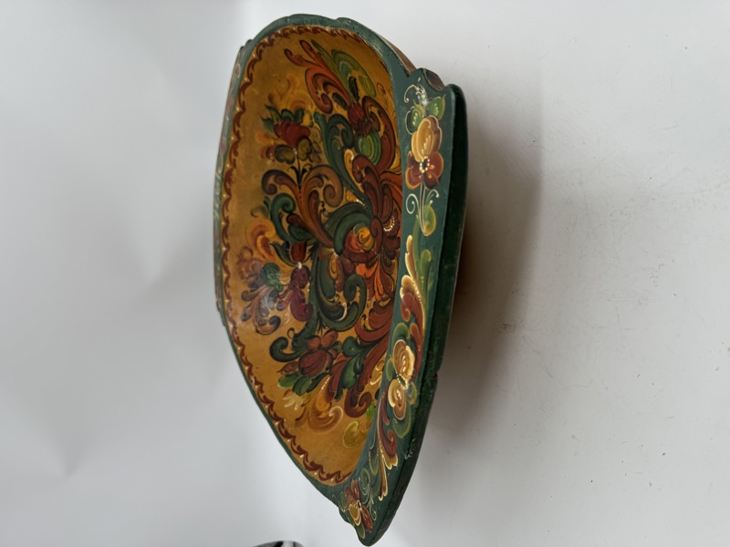 Trau Telemark senere rosemalt