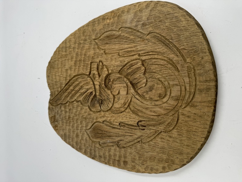 Handskåret plate m/ dragemønster