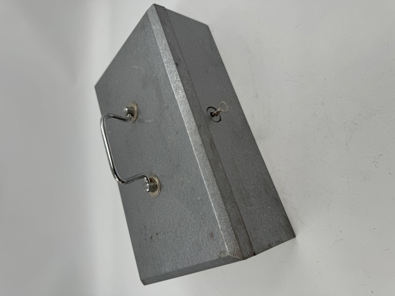 Eldre Pengeskrin med nøkkel