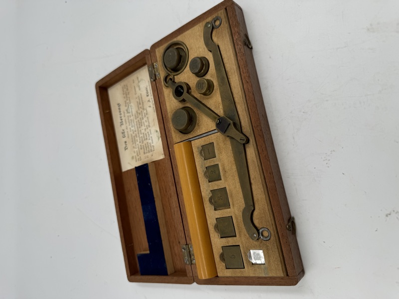 Den Lille Børsvægt i et Mahogniskrin (Dansk)