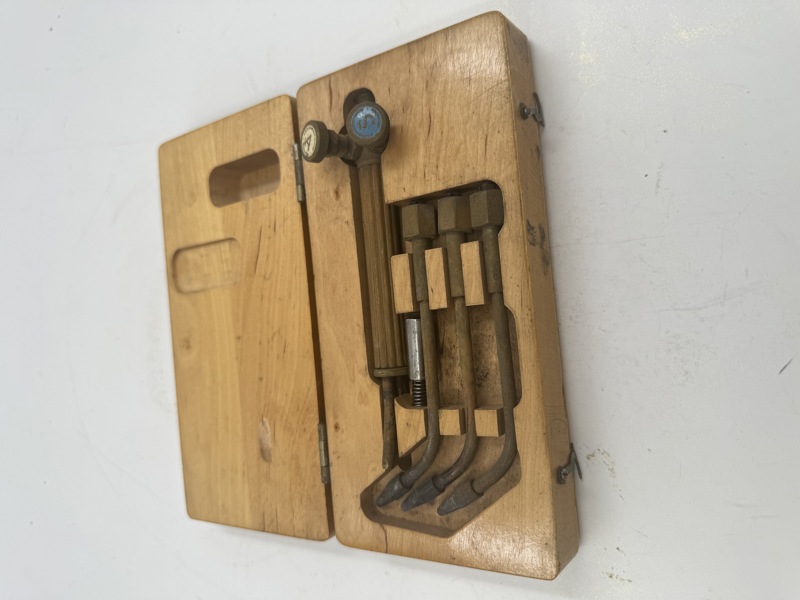 Sett med sveise eller skjærebrennere i en trekasse 