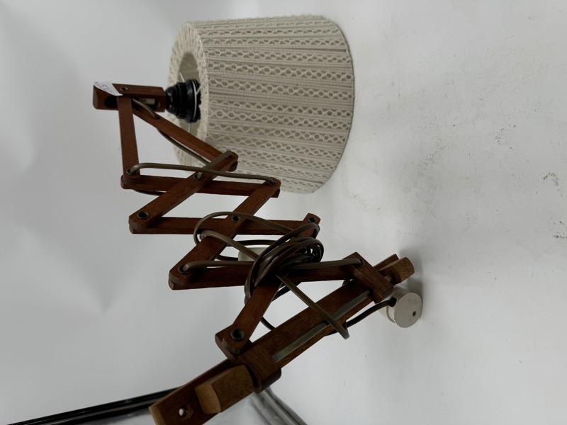 Retro Sakselampe med hvit skjerm