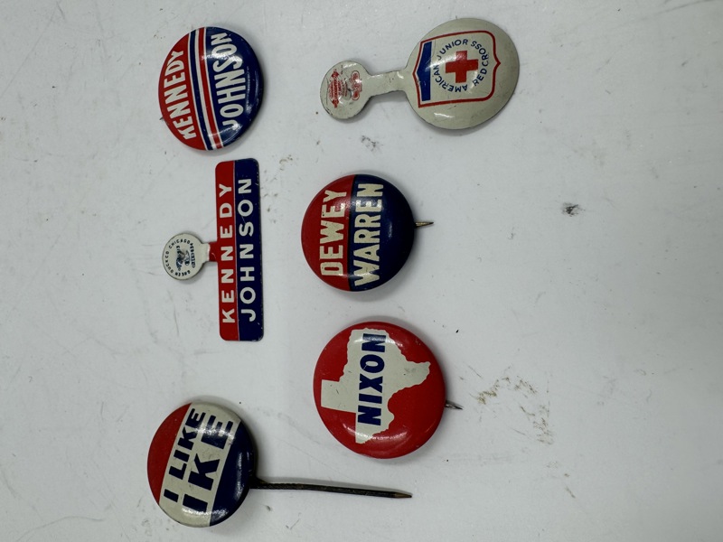 Lott Blikkmerker / Buttons fra USA 