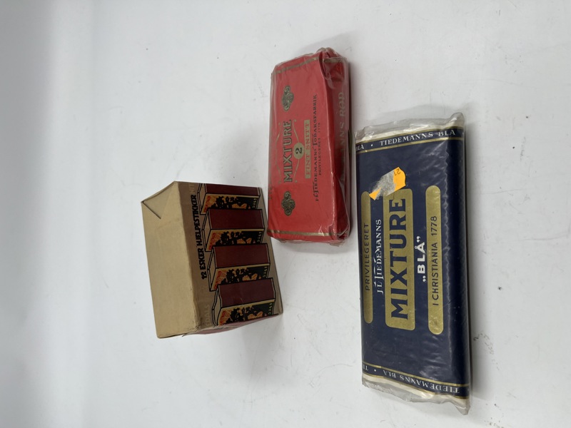 Uåpna Tiedemanns rød 2 + utstiilings pk + uåpna fyrstikker