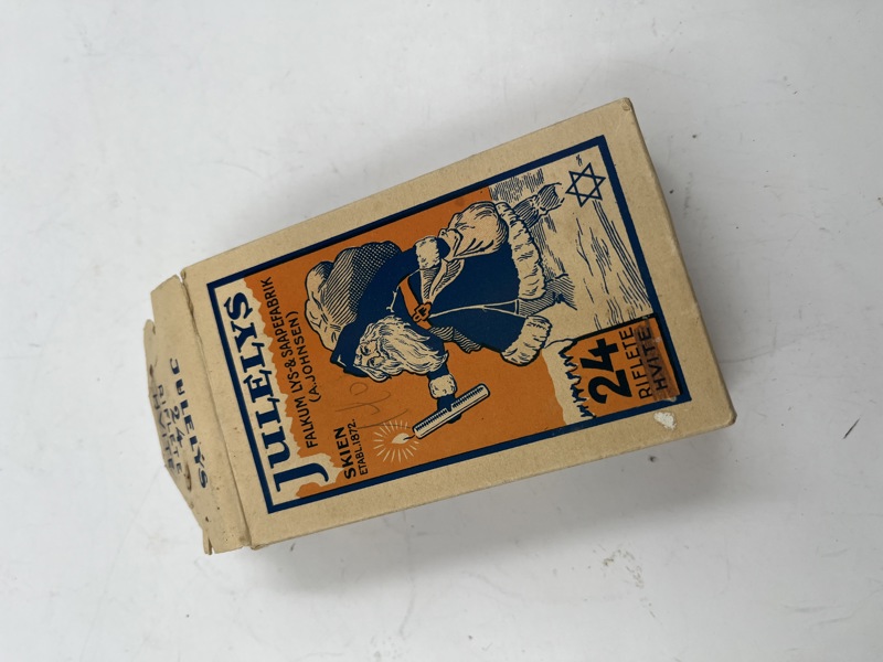 Gml eske med julelys fra skien m/ nissemotiv