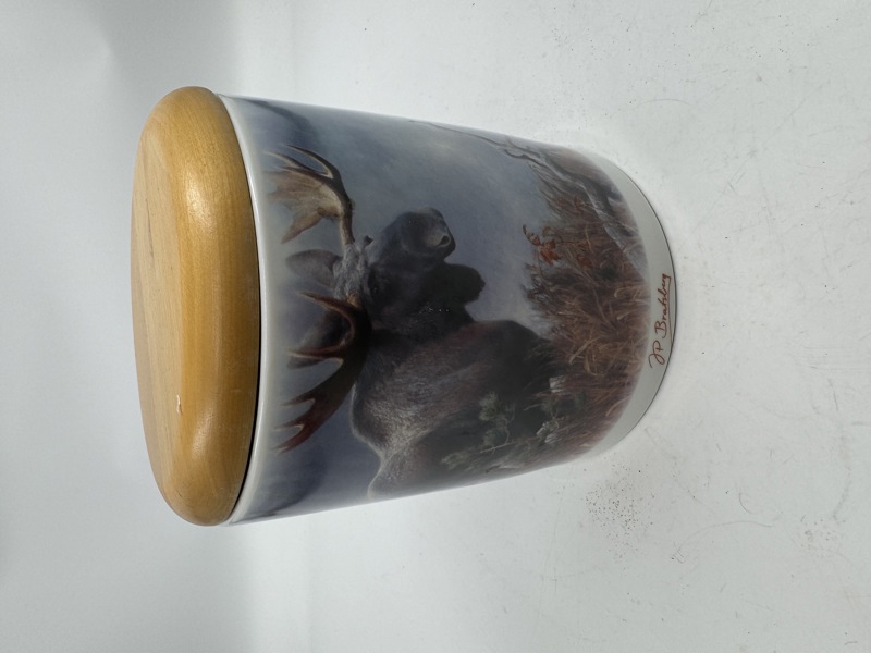 Porselens krukke med lokk og dekor.