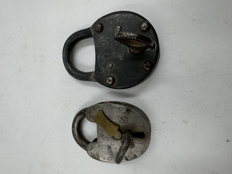 2 gammle låse med nøkkler-