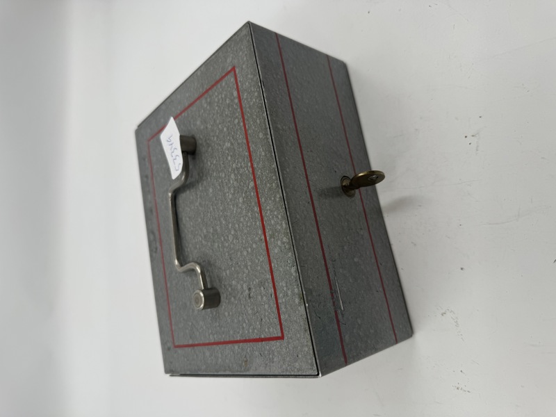 Eldre metall skrin med nøkkel.