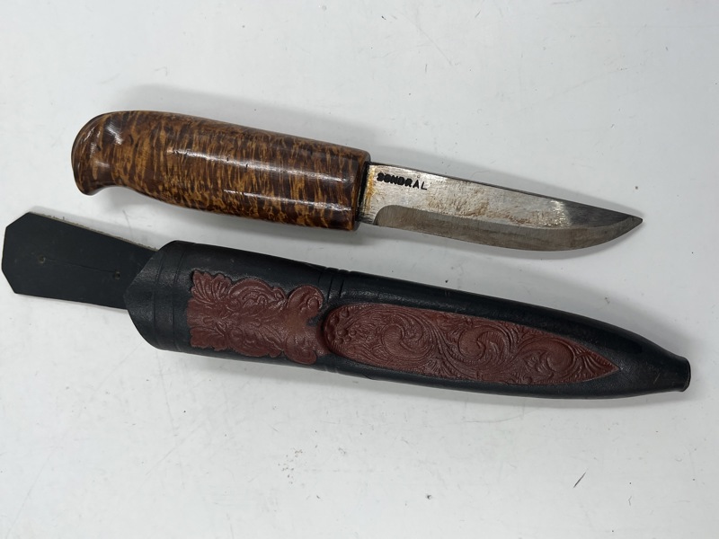 Eldre slirekniv med signert blad.