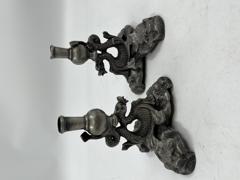 2 Gml Tinngjenstander 
( lysestaker)