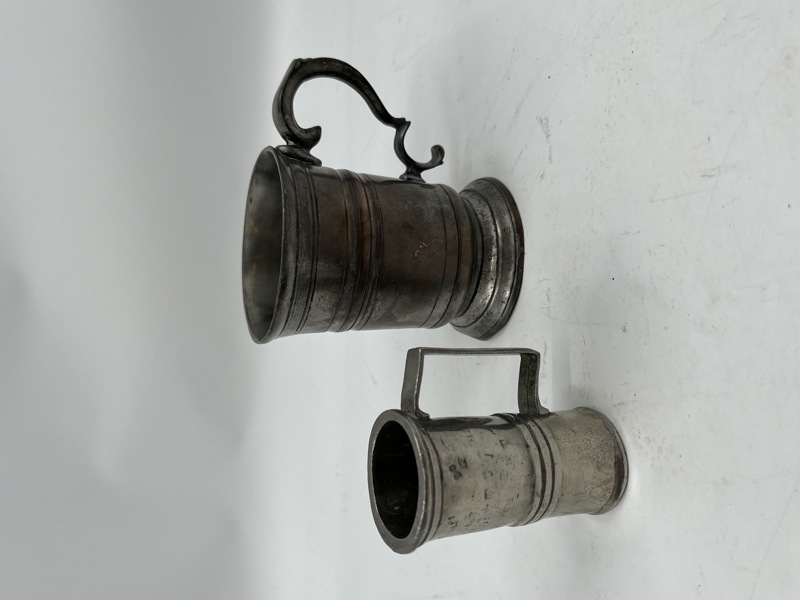 2 Gamle tinngjenstander 
( 2 krus)