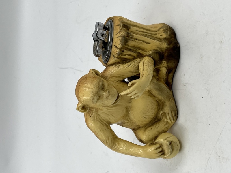 Eldre Ape m/ lighter