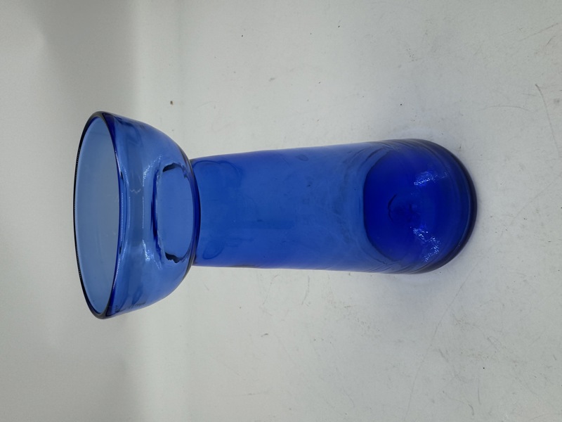 Svibelvase i klar blå frage