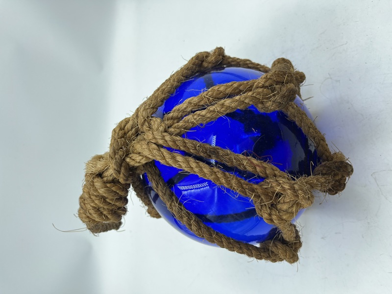 Blå garnkule m/ tau