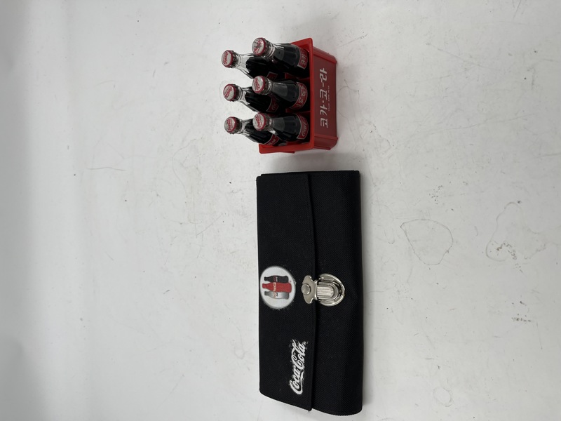 Miniatyr 6 flasker Cola i kasse + Cola pengeveske