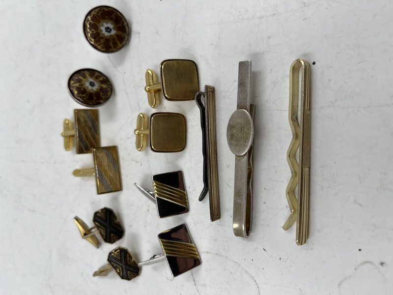 Lott - m/ 3 slipsnåler + 10 mansjettknapper