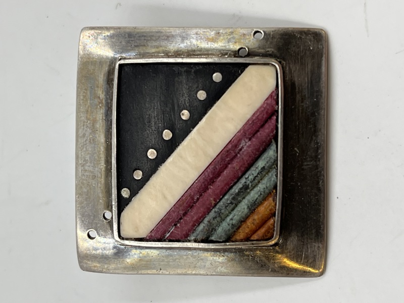 925 Spennende sølvbrosje signert