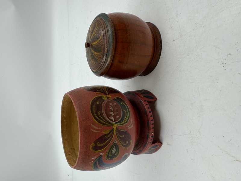 2 rosemalte beger ( en m/ lokk)