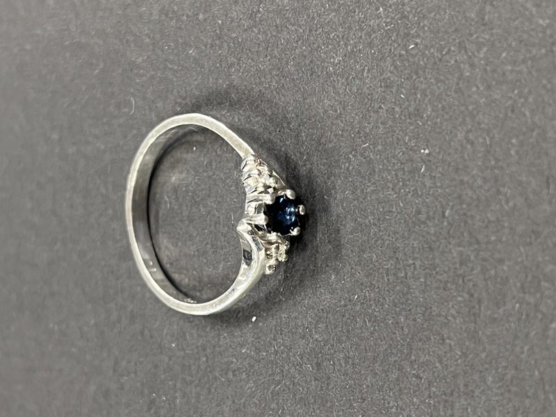 Hvittgullring med 2 dia og safir