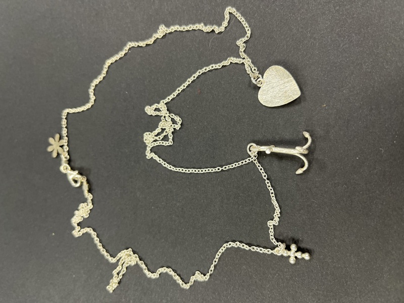 Sølvkjede med ankerhjerte og kors