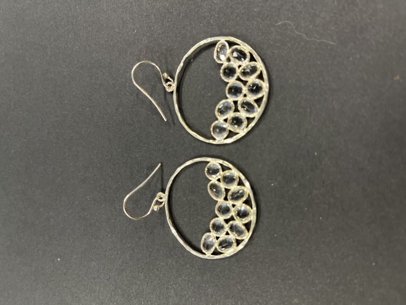 Sølv ørepynt med hvite stener 