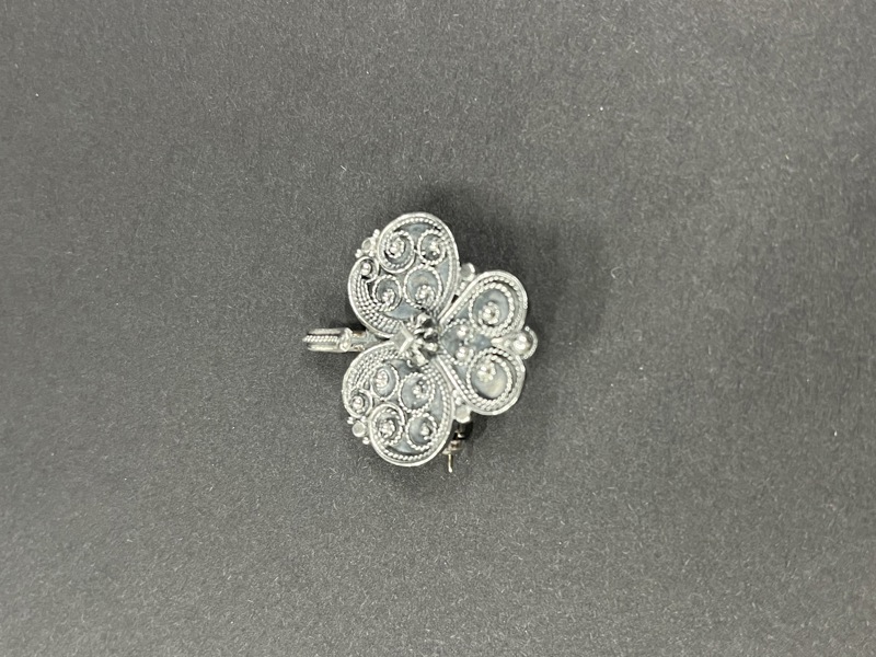 Sølvfeste til budeie klokke på bunad 