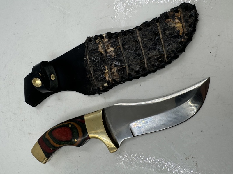Kniv m/ slir ( krokodilleskinn)