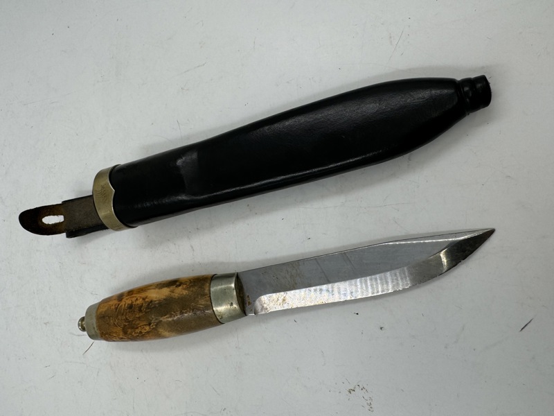Brusletto kniv m/ hydro logo på holk oppe på slir
