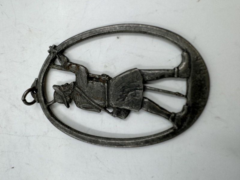 Gammel medaljong m/ pilgrim