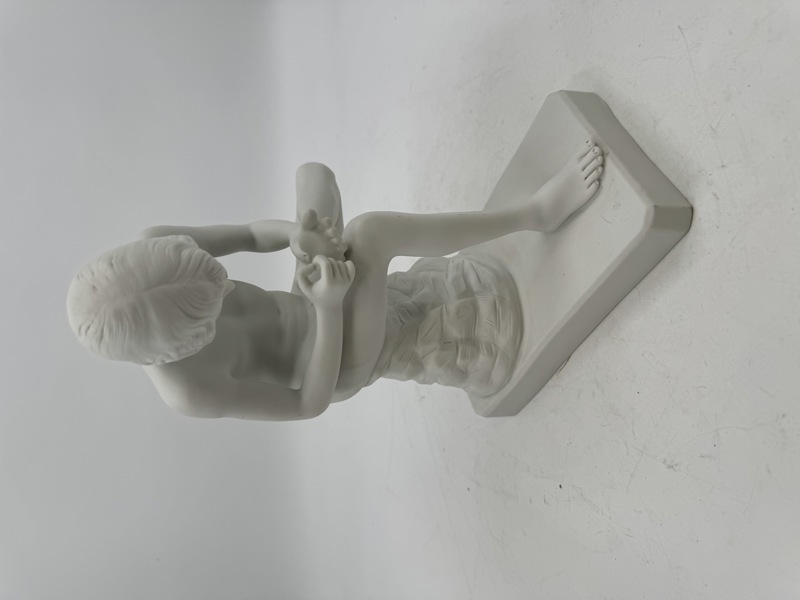 Parian Figur " Gutten med tornen "