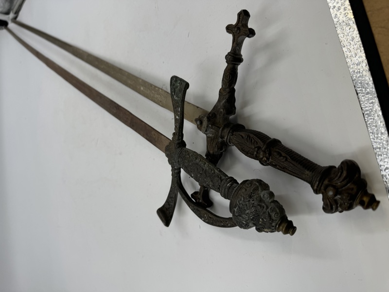 2 stk Utenlanske Sverd