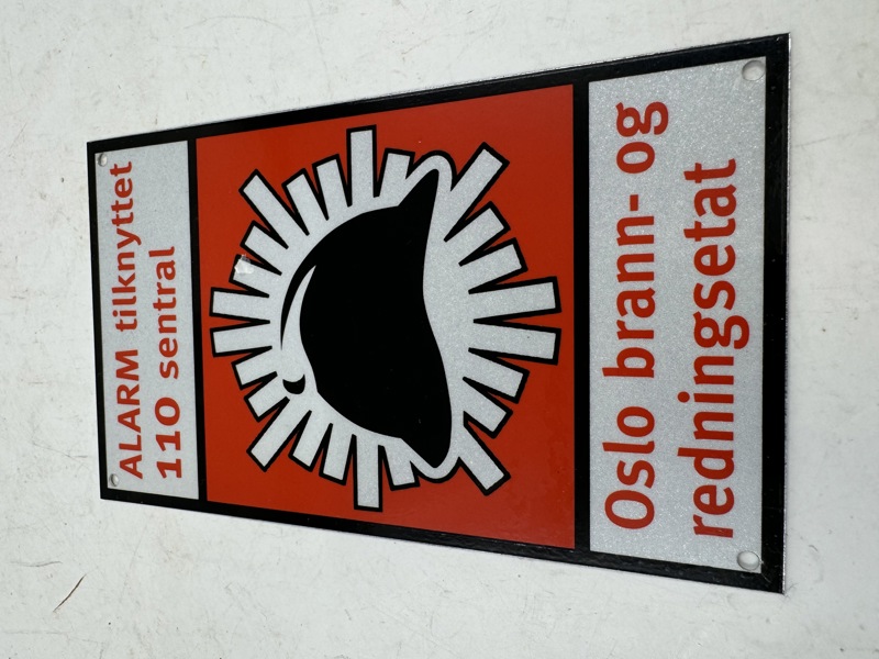 Skilt Alarm tilknyttet 110 sentral