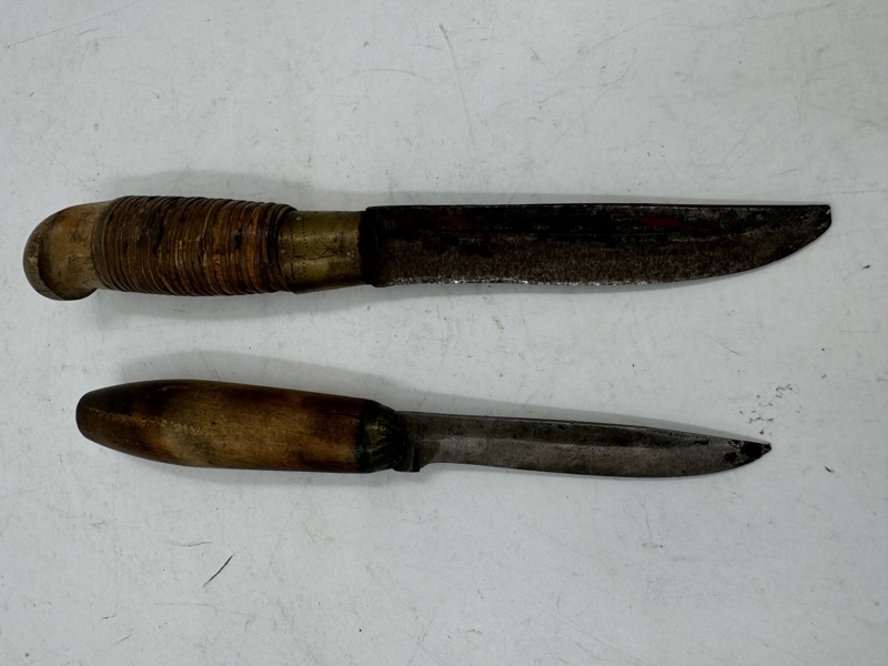 2 stk eldre kniver uten slir