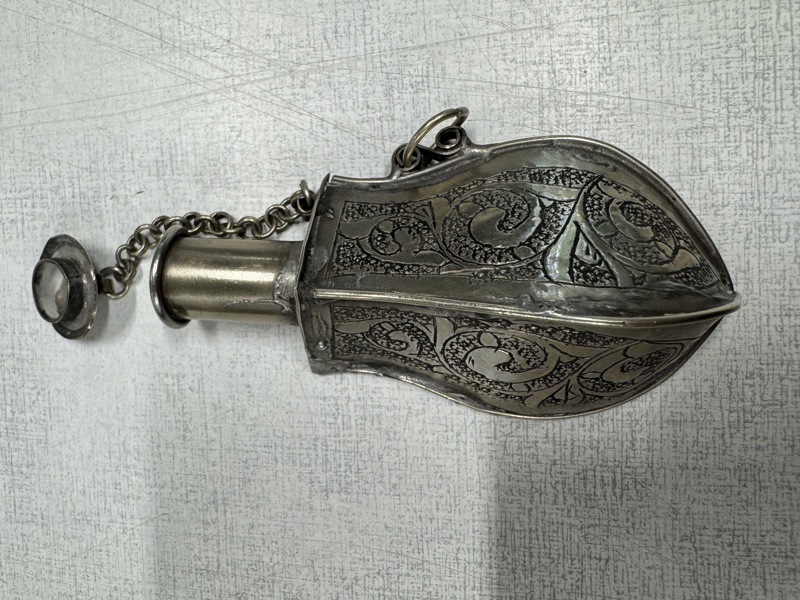 ca 100 år gml snusflaske/ lerke