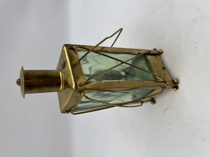 Lampe med / spilledåse i messing