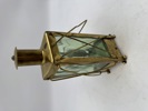 Lampe med / spilledåse i messing
