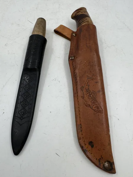 2 Kniver m/ smidde blad
Ole olsen grimsrud tinn