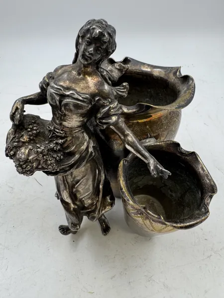 1800 talls sølvlignende damefigur m/ 2 krukker